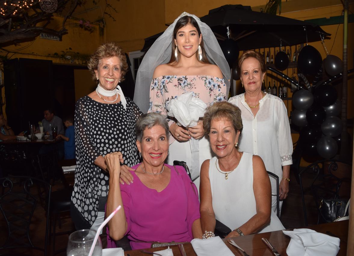 Isabel Díaz de Motta, Consuelo Motta, Amparo Mota Vargas, Sarita Clavijo y Deyanira Motta Vargas.